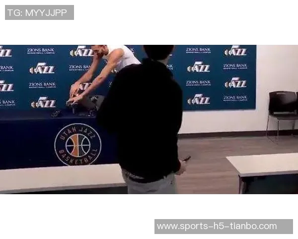 老鹰社交媒体发布独家推送网红举牌女郎MarissaAyers现场观赛引关注